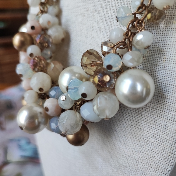 Faux Pearls Matte Brass Gold Chain Milky Glass Faceted Bead Bib Necklace EUC - Picture 4 of 13